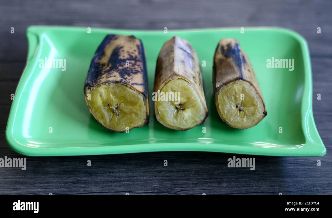 Gekochte Banane auf Holz Hintergrund. Stockfoto