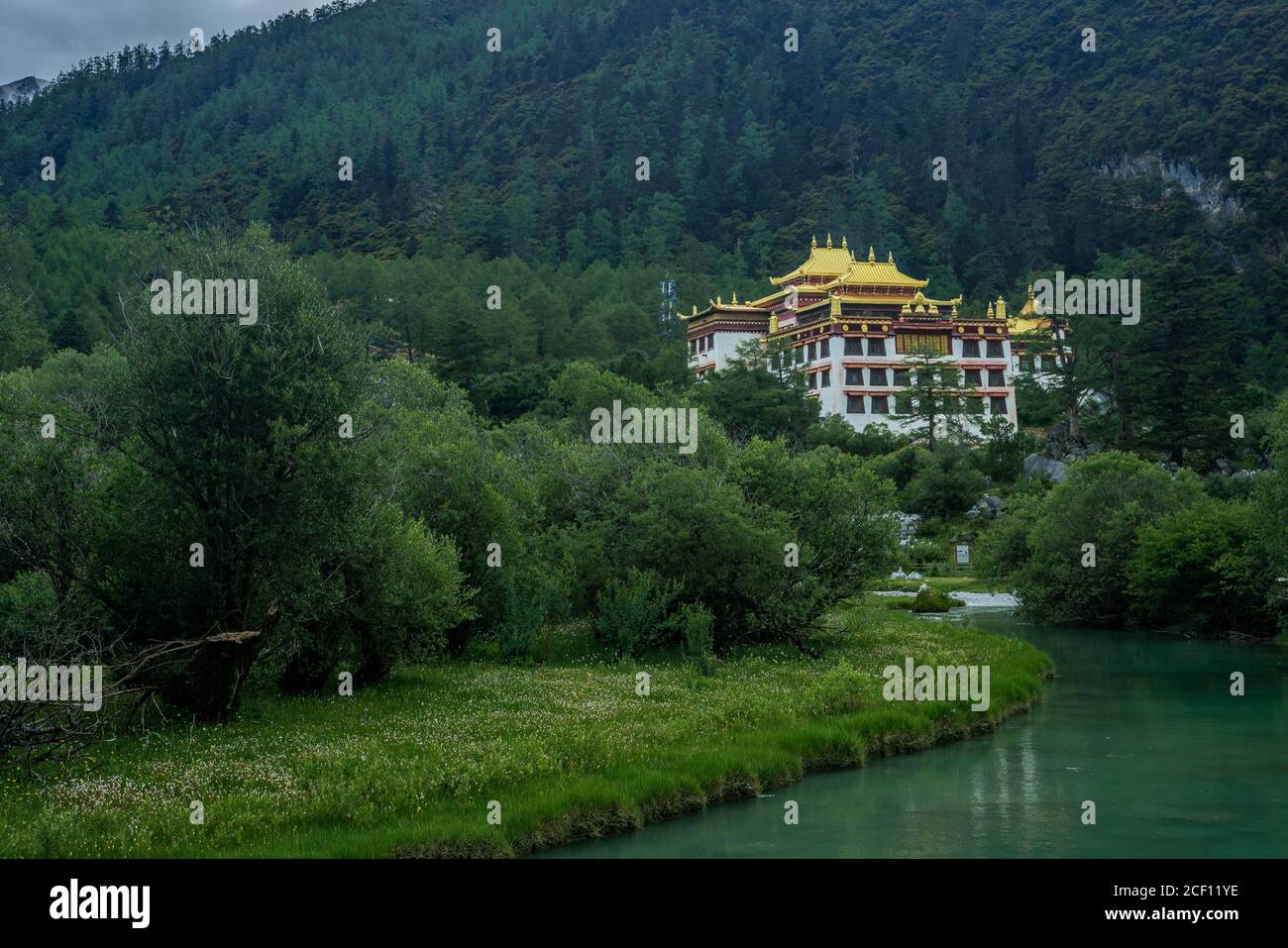 Chonggu Tempel, ein tibetischer Tempel in Yading, Sichuan, China. Stockfoto Chonggu Tempel, ein tibetischer Tempel in Yading, Sichuan, China. Stockfoto