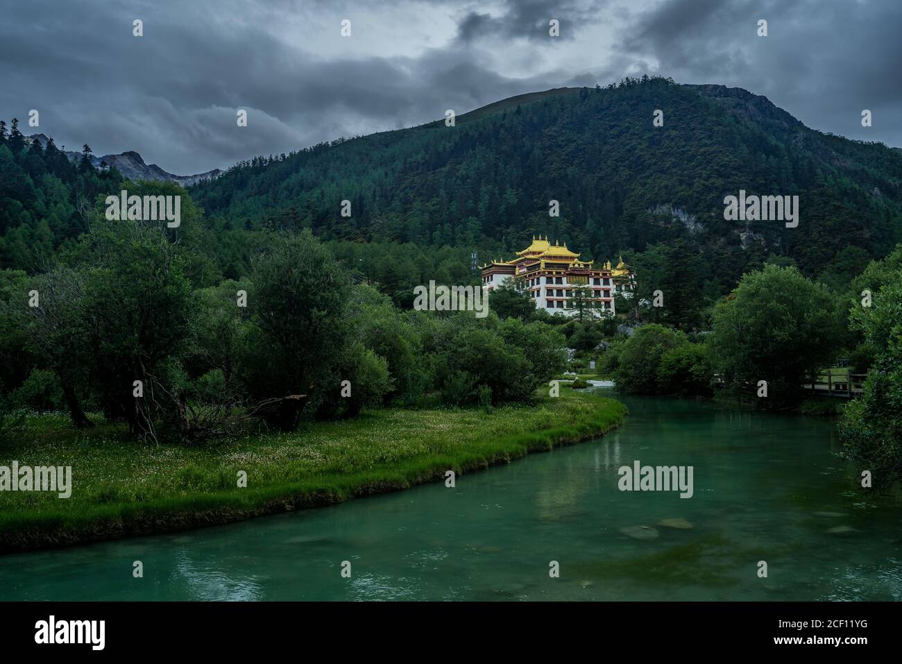 Chonggu Tempel, ein tibetischer Tempel in Yading, Sichuan, China. Stockfoto Chonggu Tempel, ein tibetischer Tempel in Yading, Sichuan, China. Stockfoto