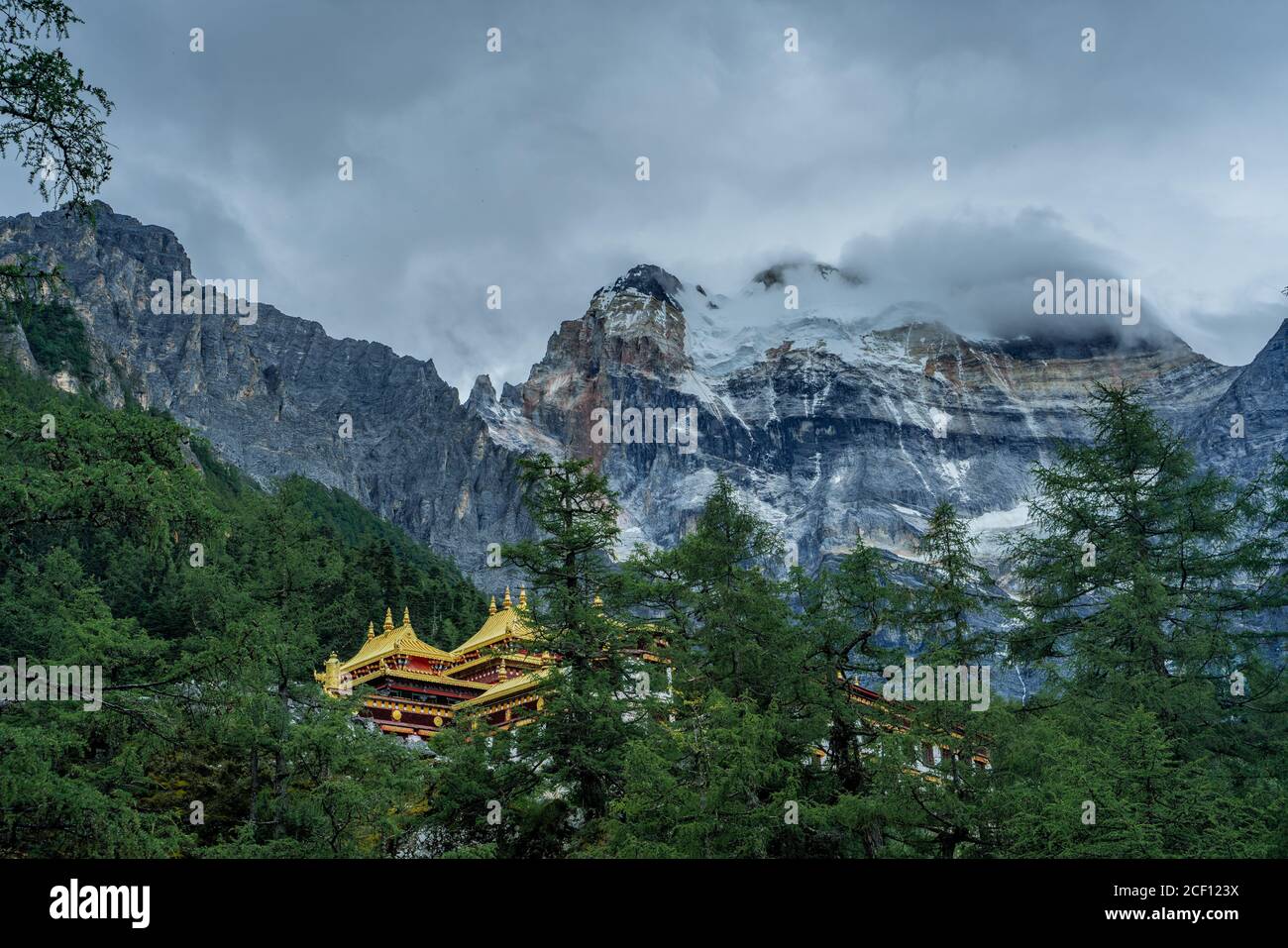 Chonggu Tempel, ein tibetischer Tempel in Yading, Sichuan, China. Stockfoto Chonggu Tempel, ein tibetischer Tempel in Yading, Sichuan, China. Stockfoto
