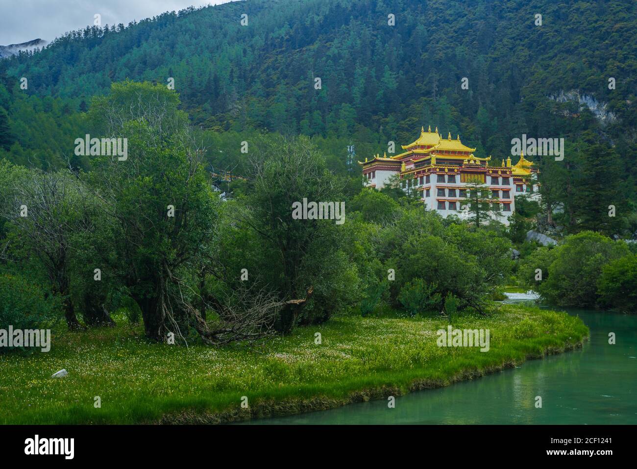 Chonggu Tempel, ein tibetischer Tempel in Yading, Sichuan, China. Stockfoto Chonggu Tempel, ein tibetischer Tempel in Yading, Sichuan, China. Stockfoto