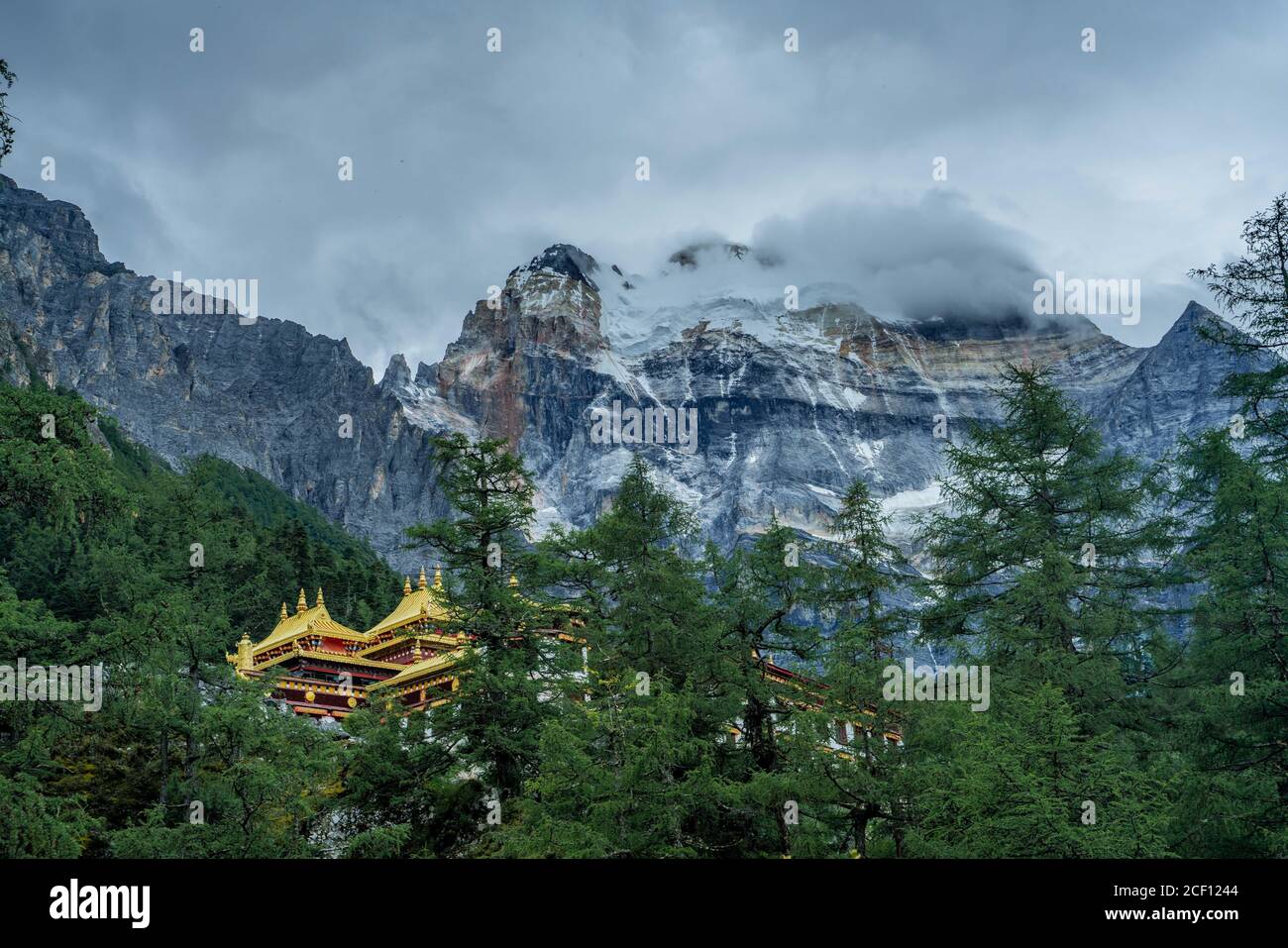 Chonggu Tempel, ein tibetischer Tempel in Yading, Sichuan, China. Stockfoto Chonggu Tempel, ein tibetischer Tempel in Yading, Sichuan, China. Stockfoto