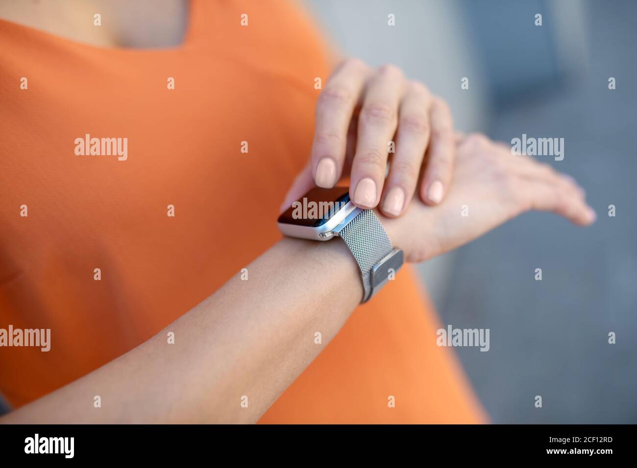Nahaufnahme der Hände einer Frau und einer Smartwatch Stockfoto Nahaufnahme der Hände einer Frau und einer Smartwatch Stockfoto