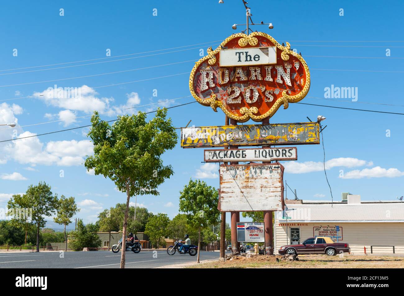 Grants USA - September 20 2015; Historic Route 66, vernachlässigte Tatty Vintage Roaring 20s Spirituosenladen Zeichen. New Mexico, USA. Stockfoto