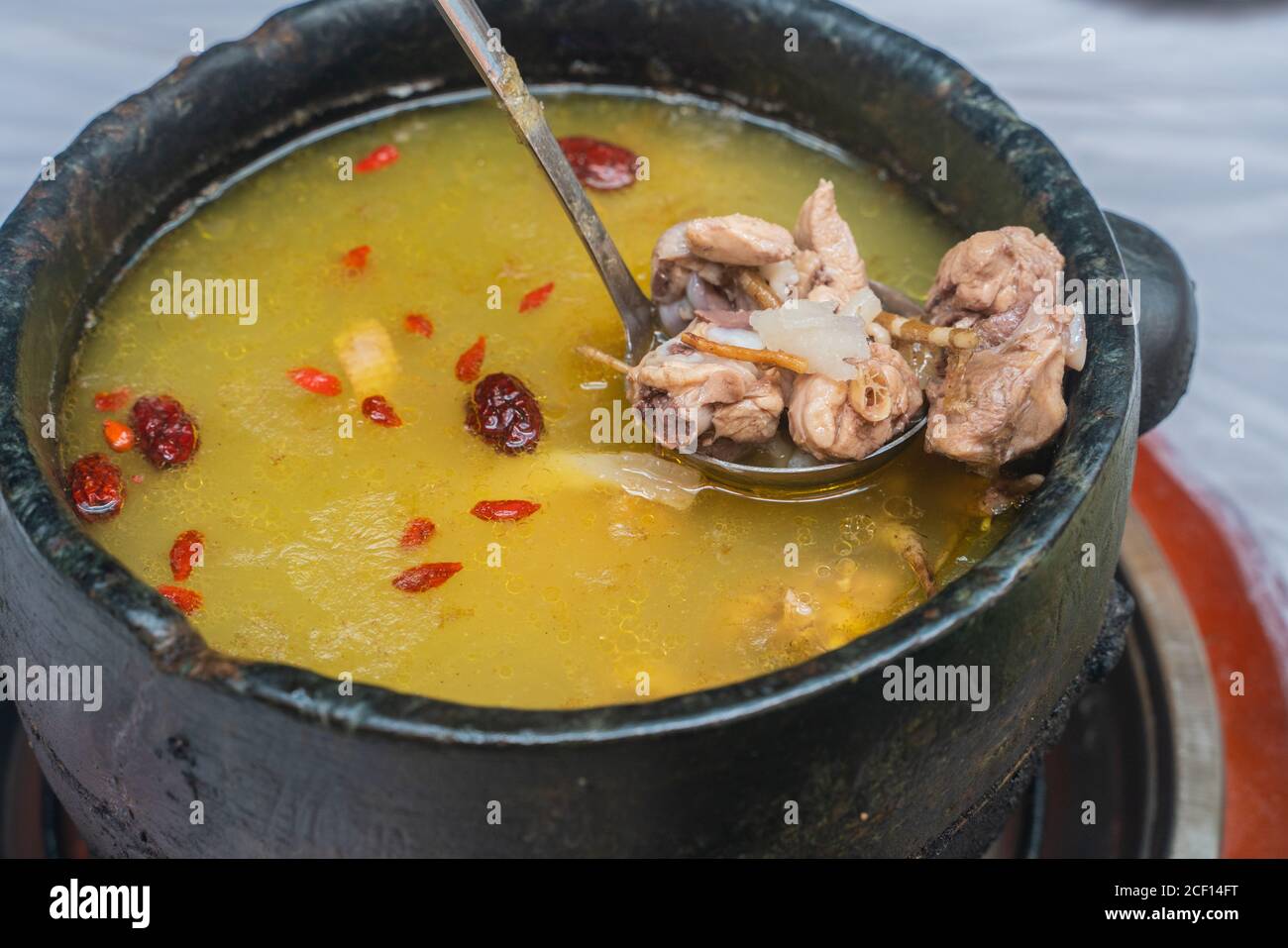 Steintopf Hühnersuppe, ein traditionelles tibetisches Gericht in China. Stockfoto