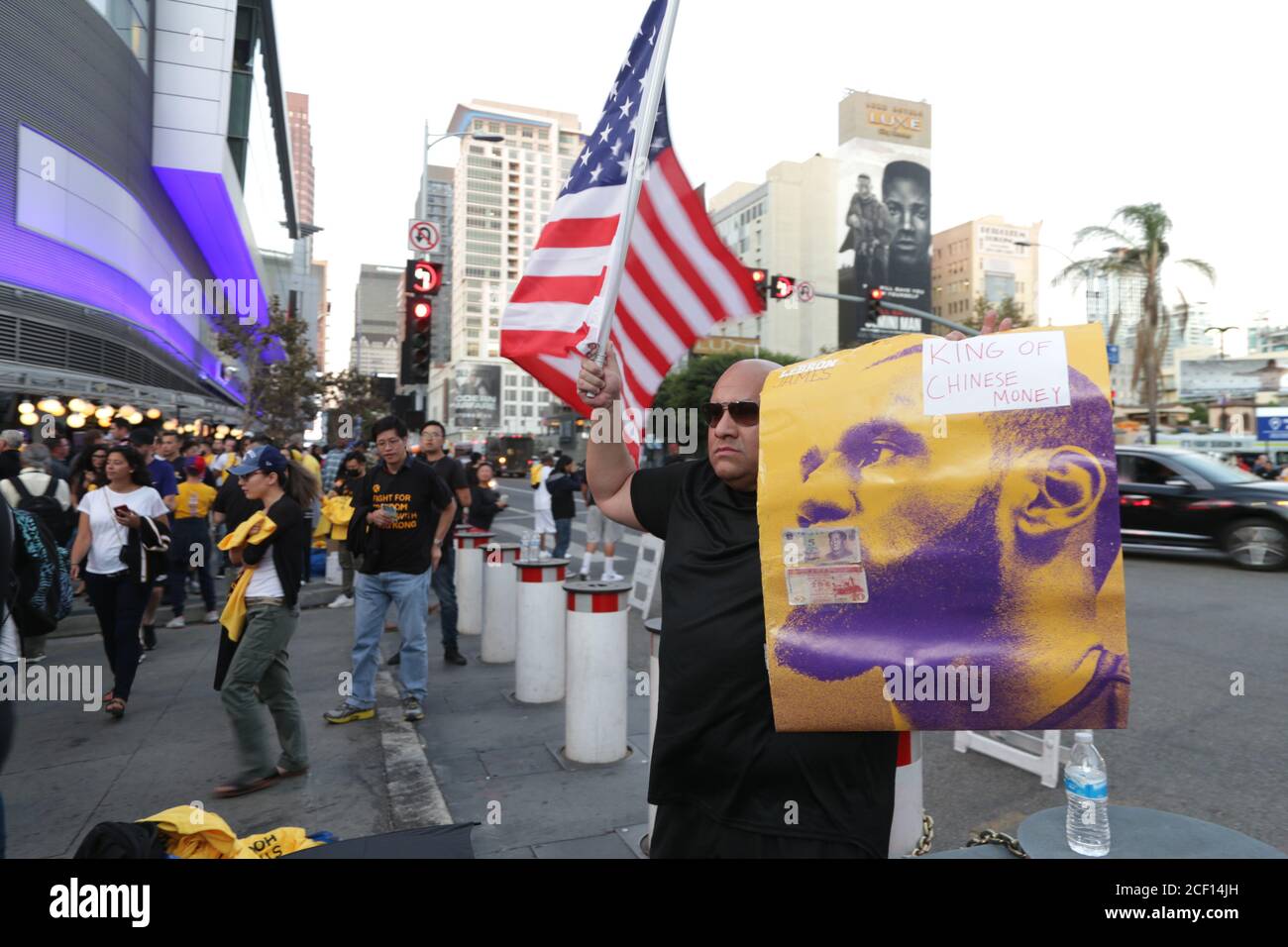 Los Angeles, CA, USA. Oktober 2020. Ein Mann hält eine amerikanische Flagge und ein Lebron James Plakat während eines Protestes gegen China und einen Stand in Solidarität mit Hongkonger Demonstranten. Ein Mann, der unter dem Pseudonym Sun dazukommt, organisierte die Veranstaltung, bei der im Staples Center Hemden zur Unterstützung der Demonstranten aus Hongkong verteilt wurden. Stockfoto