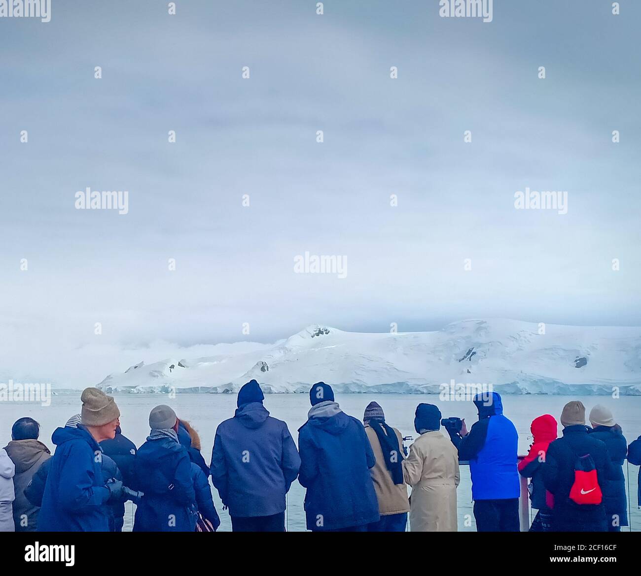 Eine Gruppe von Menschen beobachten Gletscher in der Antarktis Stockfoto