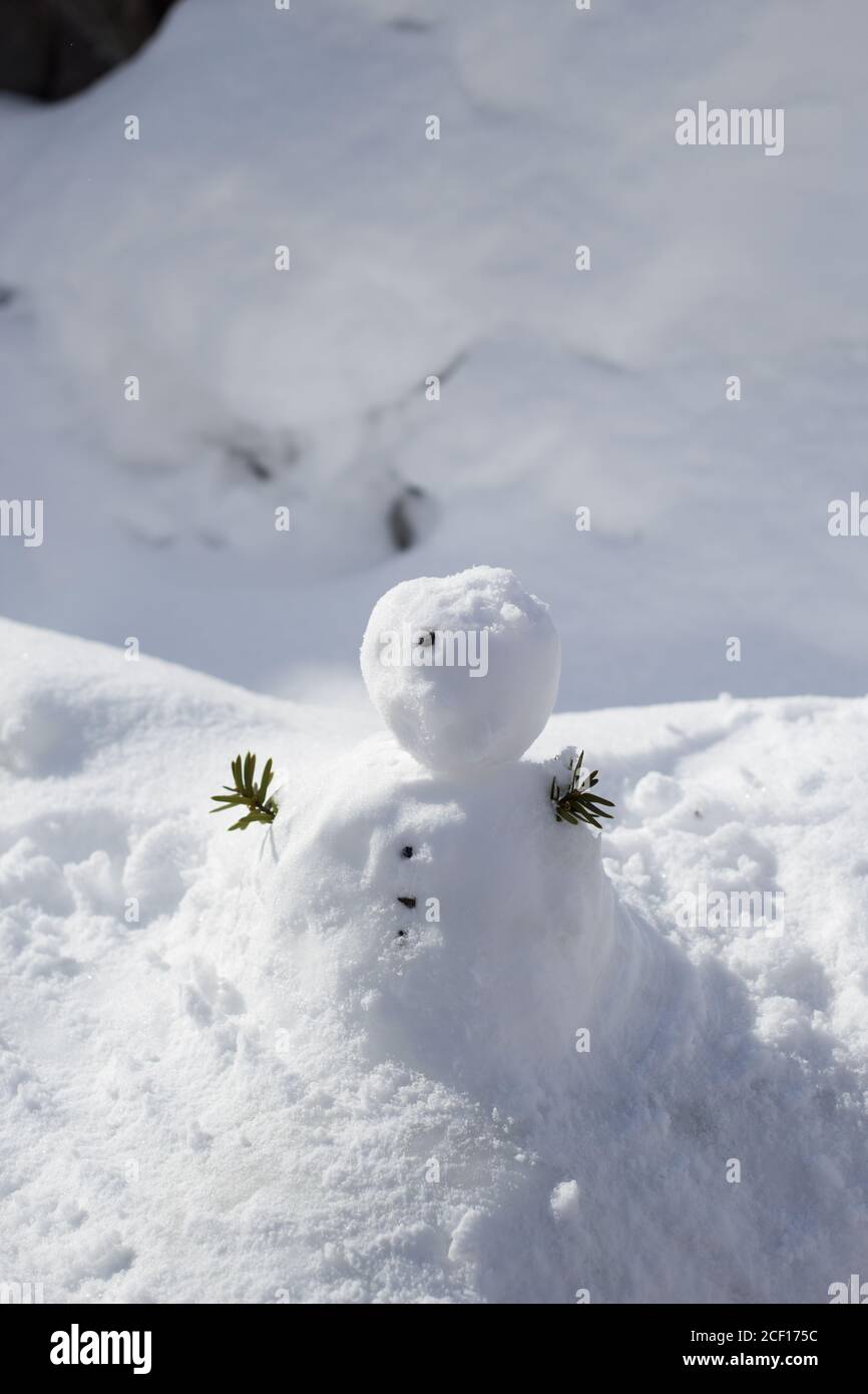 Niedlicher kleiner Schneemann mit Hand aus Blättern Stockfoto