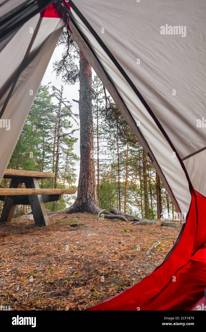 Camping bei Sonnenaufgang im finnischen Nationalpark in Karelien, Finnland. Stockfoto