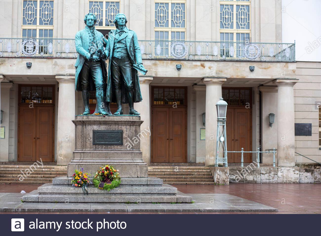 Die Statue der deutschen Schriftsteller Goethe und Schiller in der berühmten Stadt Weimar in Deutschland. Stockfoto
