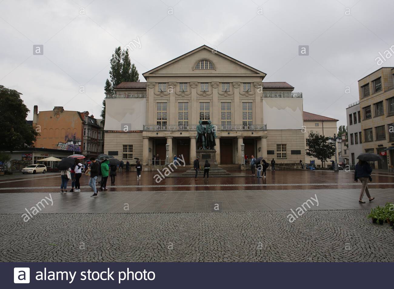 Die Statue der deutschen Schriftsteller Goethe und Schiller in der berühmten Stadt Weimar in Deutschland. Stockfoto