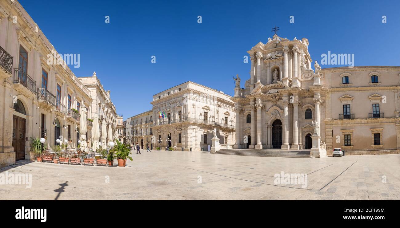 Panorama einer leeren Piazza Duomo und der Kathedrale Von Syrakus in Sizilien Stockfoto