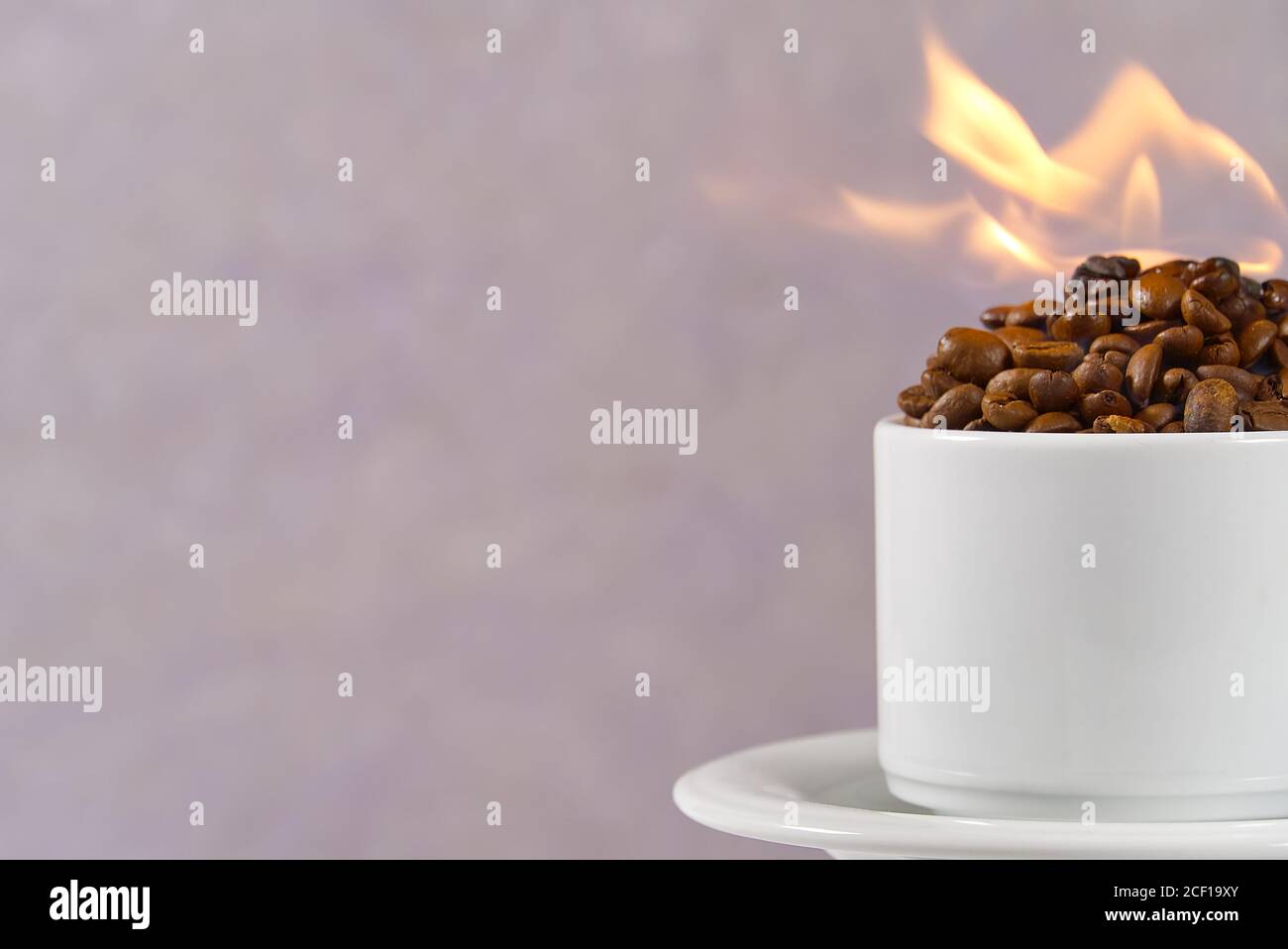 Internationaler Tag des Kaffees Konzept. Nahaufnahme weiße Kaffeetasse voller Kaffeebohnen auf alten Rosen Hintergrund. Stockfoto