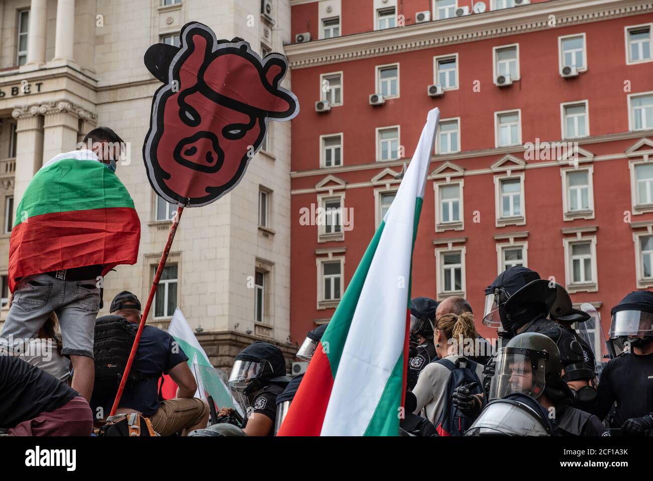 Sofia, Bulgarien. 2. September 2020 Bulgarische Anti-Regierung-Demonstranten versammeln sich vor den von der Polizei geschützten Regierungsgebäuden im Zentrum von Sofia, der bulgarischen Hauptstadt, zu den größten von 56 aufeinanderfolgenden Tagen der Demonstrationen. Stockfoto