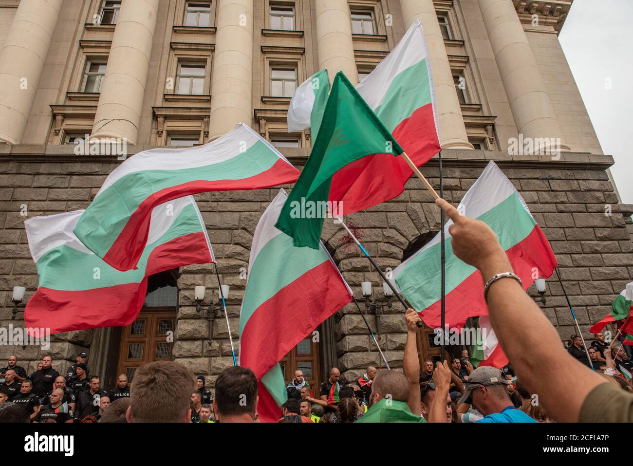 Sofia, Bulgarien. 2. September 2020 Bulgarische Anti-Regierung-Demonstranten versammeln sich vor den von der Polizei geschützten Regierungsgebäuden im Zentrum von Sofia, der bulgarischen Hauptstadt, zu den größten von 56 aufeinanderfolgenden Tagen der Demonstrationen. Stockfoto