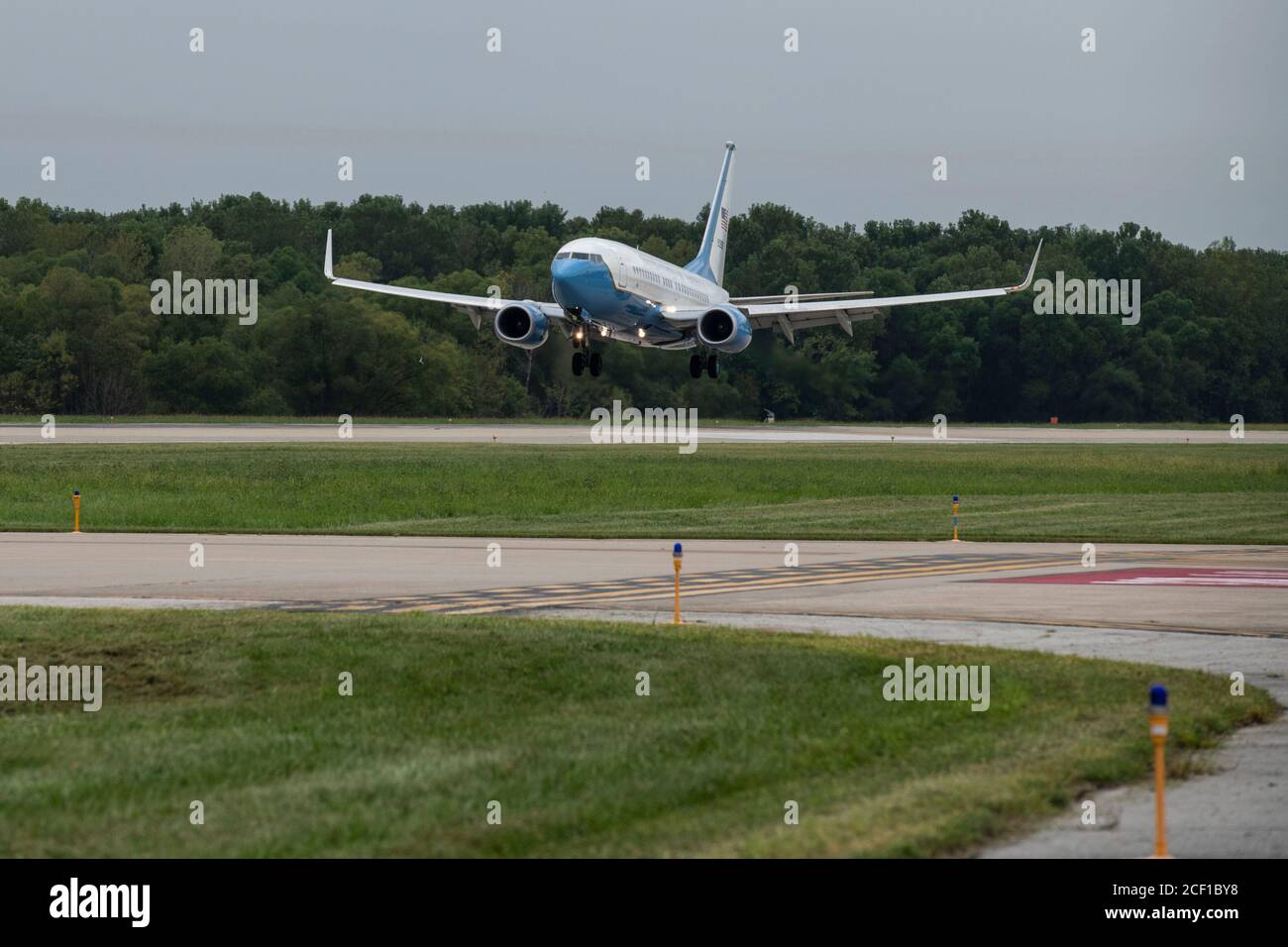 Ein C-40C mit dem 932. Airlift Wing führt Touch and Go’s während eines planmäßigen Trainingsfluges am MiNordamerika Airport, Mascoutah, Illinois, 1. September 2020. Das Touch-and-Go-Training wird durchgeführt, um Landung/Start zu üben, nach dem ersten Start kreisen sie um und setzen den Zyklus der Landung und des Starts fort, um ihre Flugtrainingszeit effektiv zu nutzen. (USA Luftwaffe Foto von Senior Airman Brooke Spenner) Stockfoto