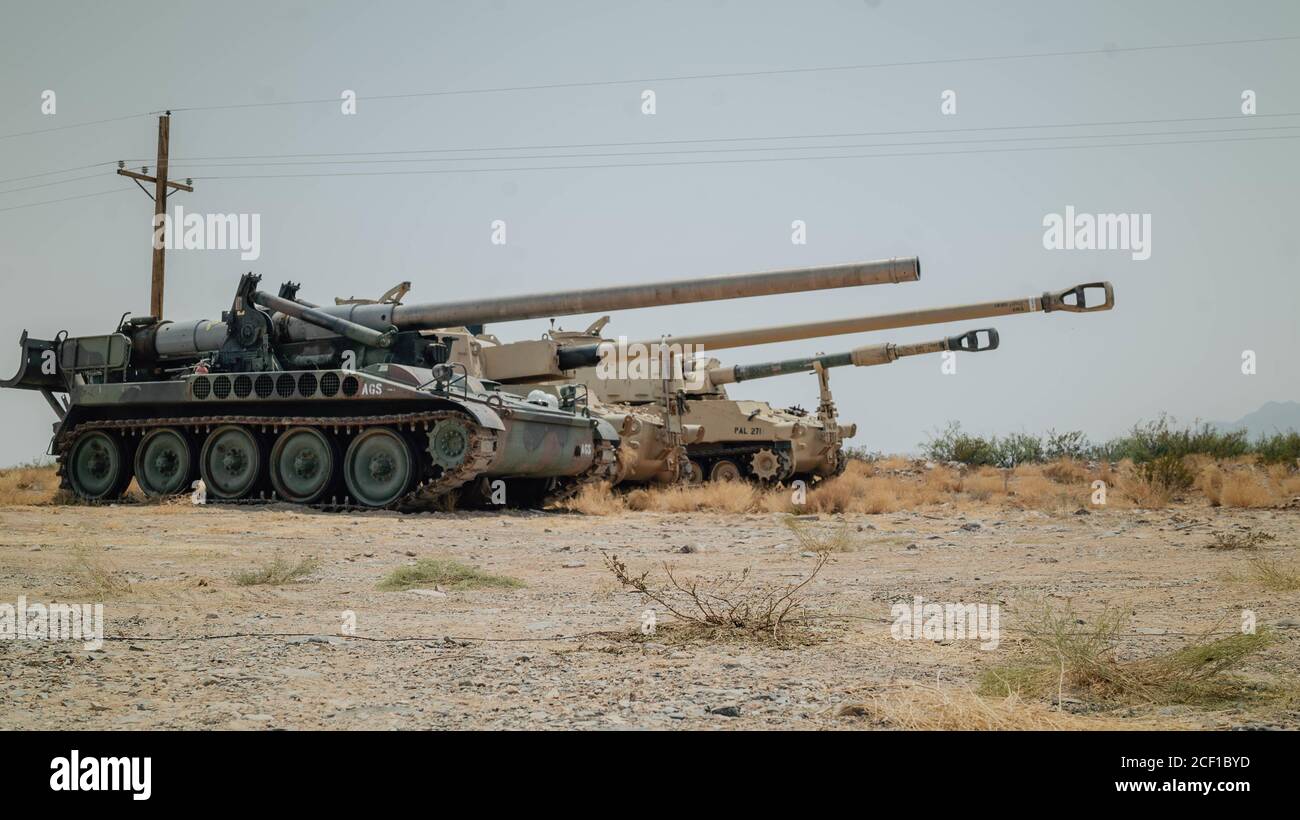 Ein Prototyp eines Advanced Gun System, eine erweiterte Kanonenartillerie und ein M110 Advanced Gun System sind positioniert, um Advanced Battle Management Systems (ABMS) auf der Rampe 2 am White Sands Mission Range, New Mexico, am 28. August 2020 zu unterstützen. Der Effekt, DEN ABMS zu erreichen versuchen, ist Joint All-Domain Command and Control (JADC2). JADC2 soll die Geschwindigkeit der Kill Chain beschleunigen, indem Sensoren an Schützen angeschlossen werden. ABMS ist die digitale Infrastruktur, die ein Maß an Konnektivität und [Sensor]-Kompatibilität für unser Militär im Krieg ermöglicht. Als neues gemeinsames Kampfkonzept, Joint All-Domain Operatio Stockfoto