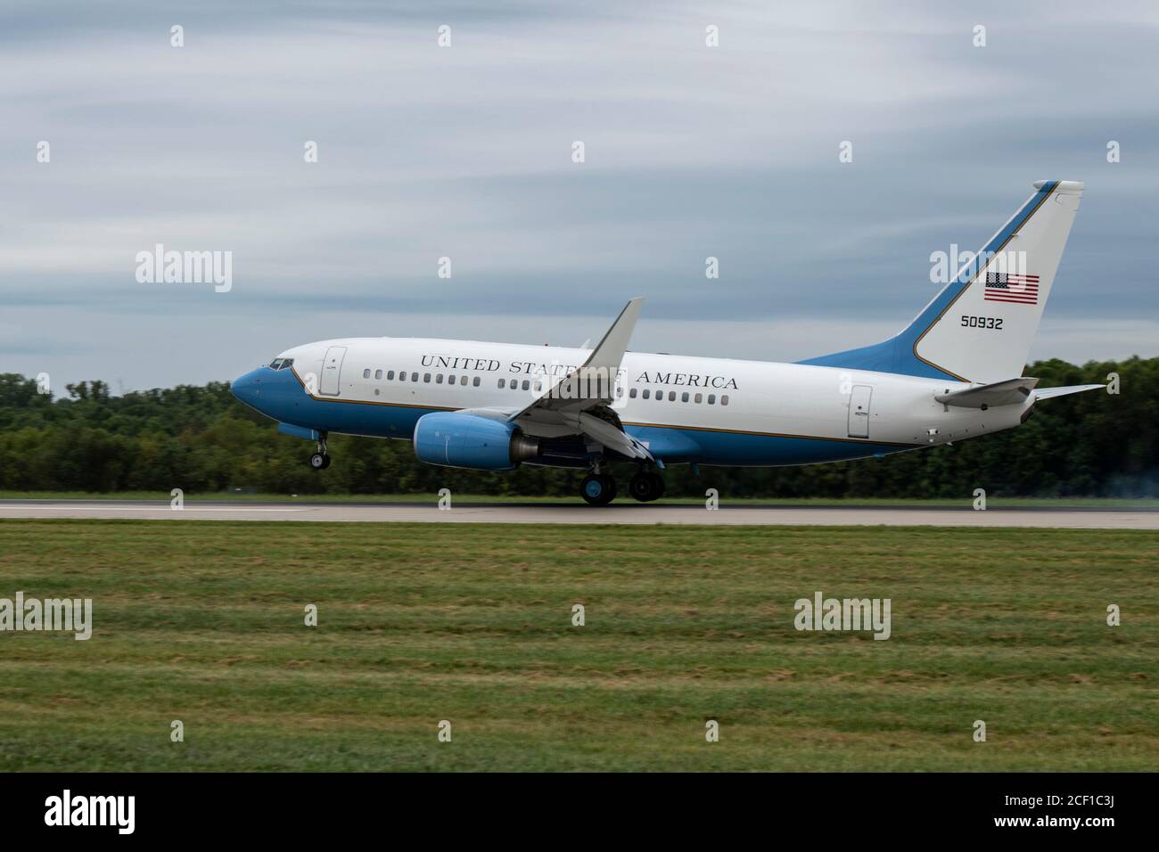 Ein C-40C mit dem 932. Airlift Wing führt Touch and Go’s während eines planmäßigen Trainingsfluges am MiNordamerika Airport, Mascoutah, Illinois, 1. September 2020. Das Touch-and-Go-Training wird durchgeführt, um Landung/Start zu üben, nach dem ersten Start kreisen sie um und setzen den Zyklus der Landung und des Starts fort, um ihre Flugtrainingszeit effektiv zu nutzen. (USA Luftwaffe Foto von Senior Airman Brooke Spenner) Stockfoto