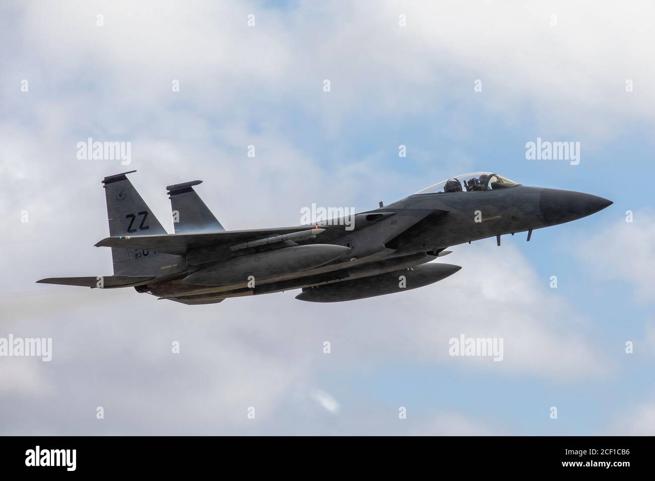 Ein dem 67. Jagdgeschwader zugeordneter F-15C-Adler hebt am 3. September 2020 auf der Yokota Air Base, Japan, ab. F-15 Adler wurden wegen Taifun Maysak an Yokota ab umgeleitet. (USA Luftwaffe Foto von Yasuo Osakabe) Stockfoto