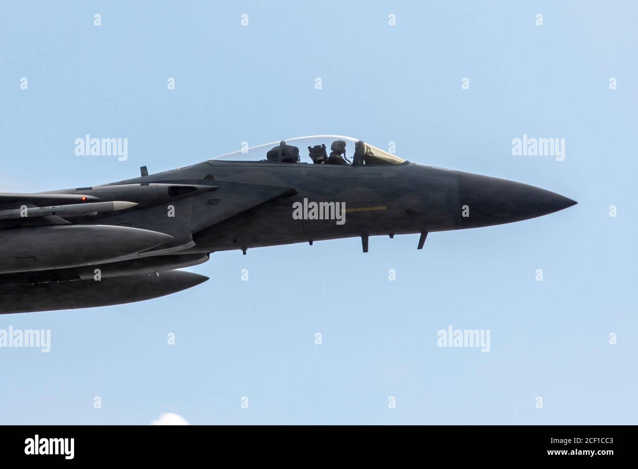 Ein dem 67. Jagdgeschwader zugeordneter F-15C-Adler hebt am 3. September 2020 auf der Yokota Air Base, Japan, ab. F-15 Adler wurden wegen Taifun Maysak an Yokota ab umgeleitet. (USA Luftwaffe Foto von Yasuo Osakabe) Stockfoto