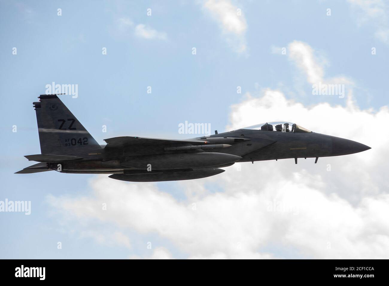Ein dem 67. Jagdgeschwader zugeordneter F-15C-Adler hebt am 3. September 2020 auf der Yokota Air Base, Japan, ab. F-15 Adler wurden wegen Taifun Maysak an Yokota ab umgeleitet. (USA Luftwaffe Foto von Yasuo Osakabe) Stockfoto