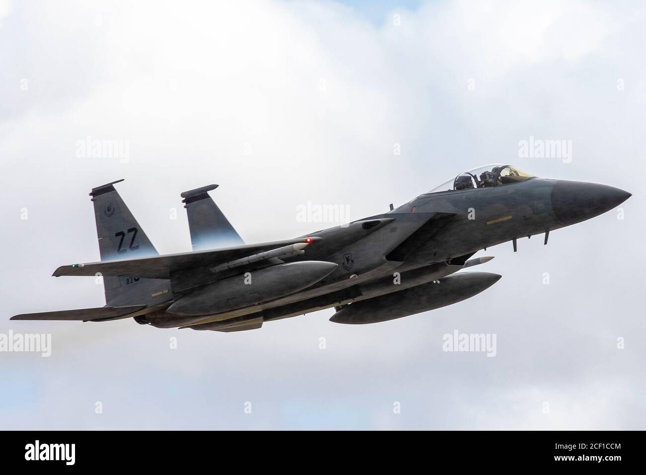 Ein dem 67. Jagdgeschwader zugeordneter F-15C-Adler hebt am 3. September 2020 auf der Yokota Air Base, Japan, ab. F-15 Adler wurden wegen Taifun Maysak an Yokota ab umgeleitet. (USA Luftwaffe Foto von Yasuo Osakabe) Stockfoto