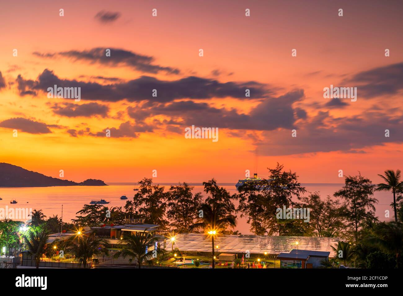 Sonnenuntergang über der Andamanensee, Patong, Phuket, Thailand Stockfoto