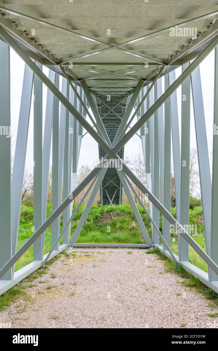 Llasttragende Konstruktion mit Metallrohren der Brücke Stockfoto