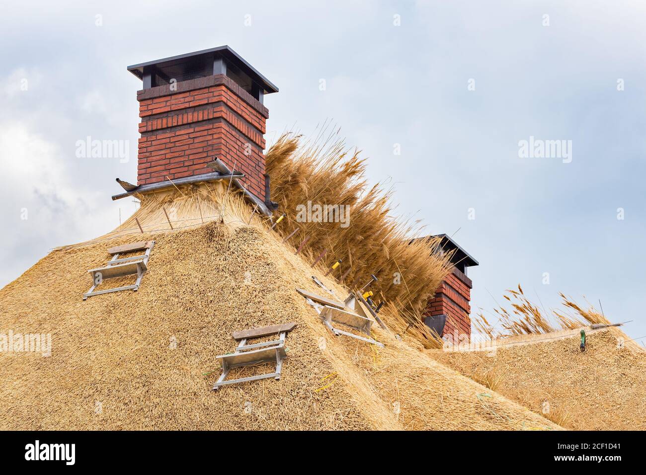 Neues Strohdach mit zwei Schornsteinen auf holländischem Haus Stockfoto