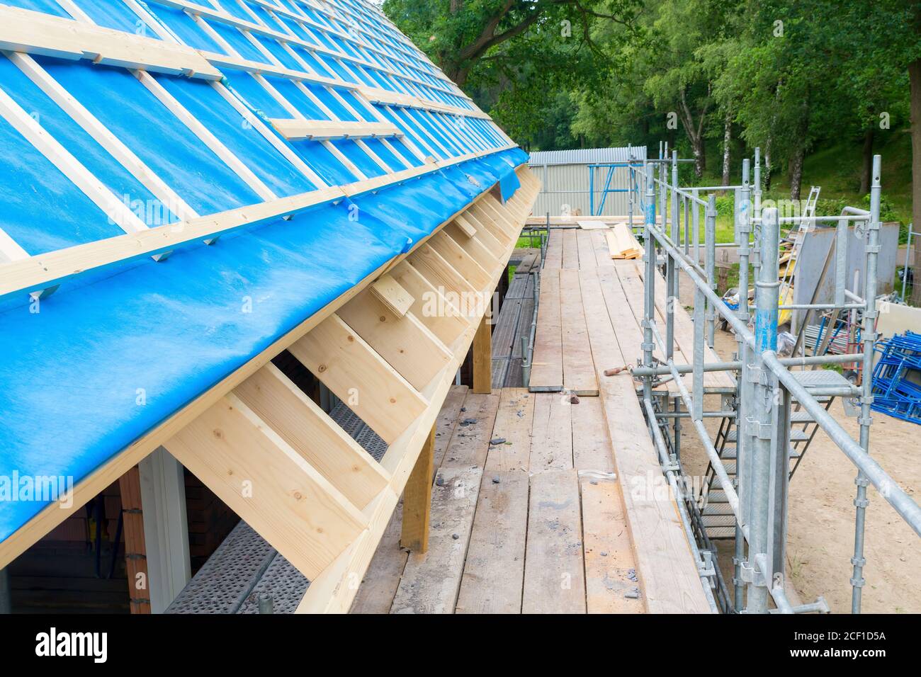 Holzgerüst neben dem Dach des neuen Hauses auf Bau Standort Stockfoto