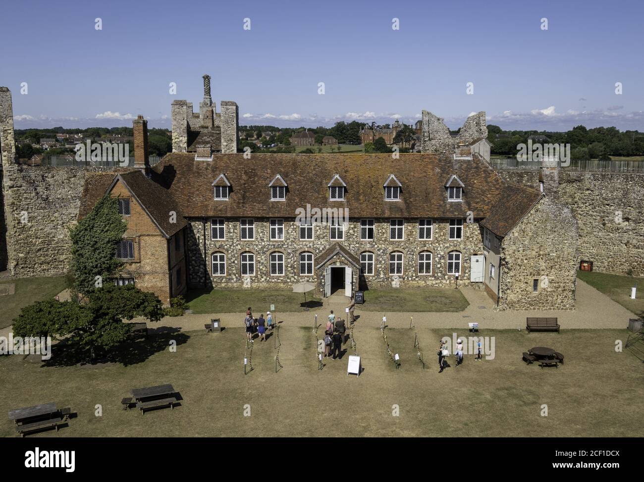 FRAMLINGHAM, VEREINIGTES KÖNIGREICH - Aug 03, 2020: Framlingham Castle Hof, der ein englisches Erbe ist, von den Burgmauern. Stockfoto