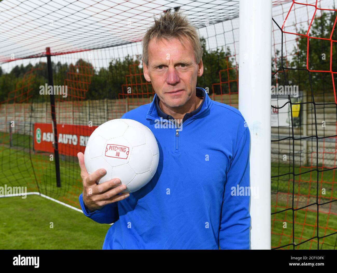 REDAKTIONELLE VERWENDUNG NUR Ex-Fußballer Stuart Pearce auf dem Gelände des FC Thame United in Oxfordshire, um seine Rolle als Botschafter eines neuen Multi-Millionen-Pfund-Investitionsprogramms von GVC namens Pitching in bekannt zu geben, Das wurde entwickelt, um den Breitensport durch finanzielle Unterstützung zu unterstützen und zu fördern, da die unteren Ligen des Fußballs mit den Folgen der COVID-19-Pandemie fertig werden Stockfoto