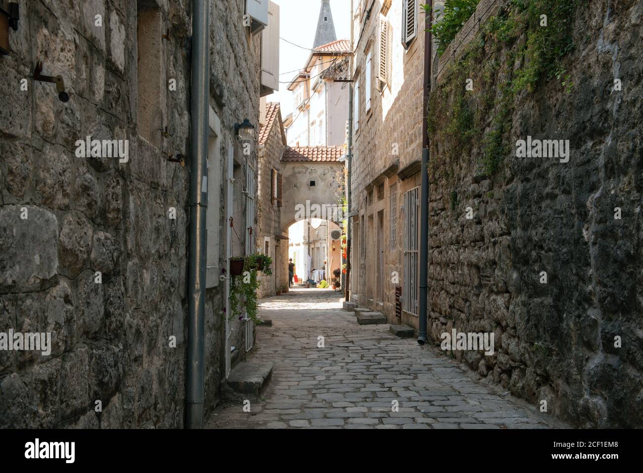 Straße der alten Stadt Perast an der Bucht von Kotor, Montenegro. Der alte Teil der Stadt ist ein UNESCO-Weltkulturerbe und eine berühmte Touristenattraktion. Stockfoto