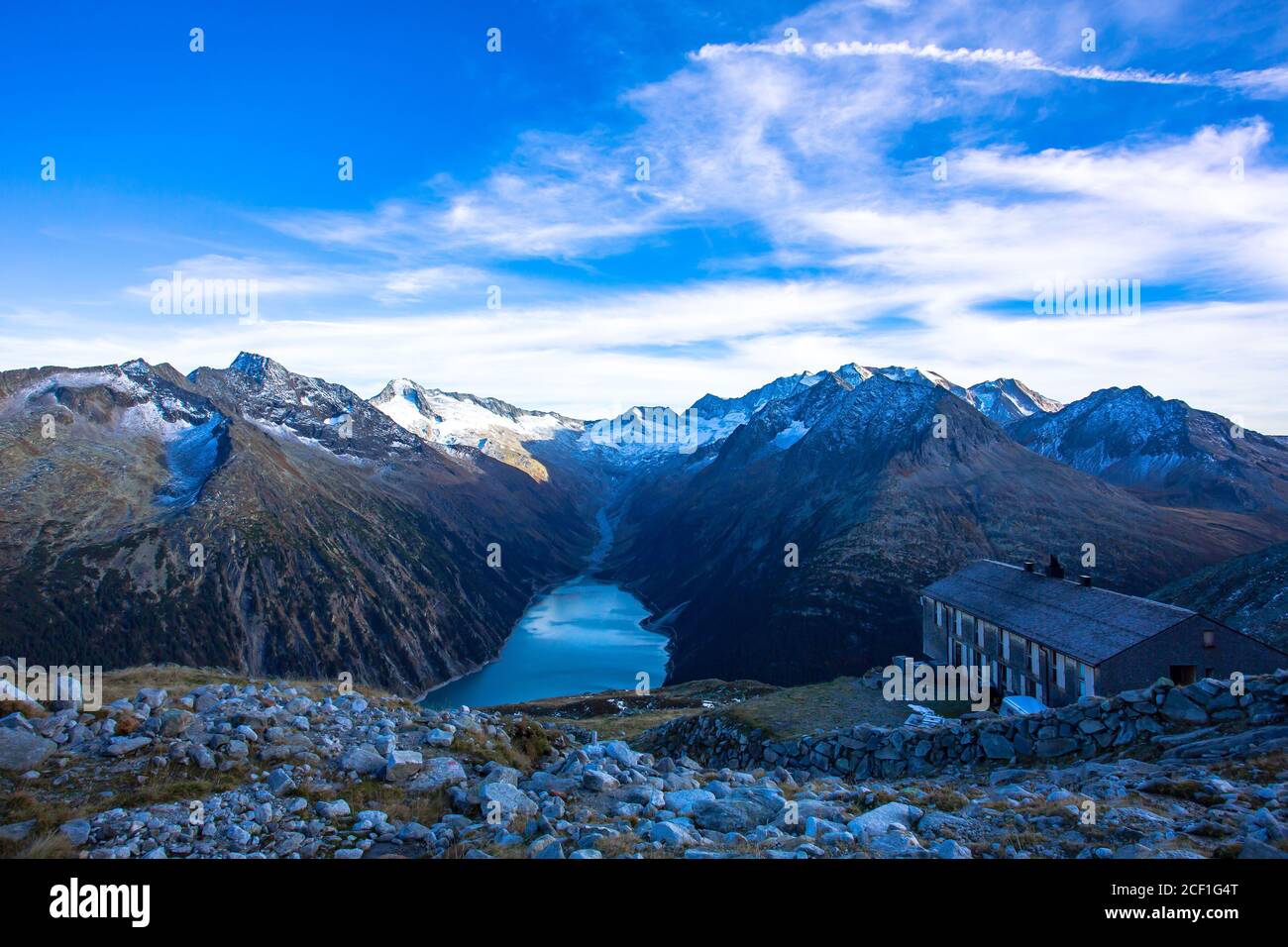 Das Reservoir Unterhalb Der High Mountains Stockfoto