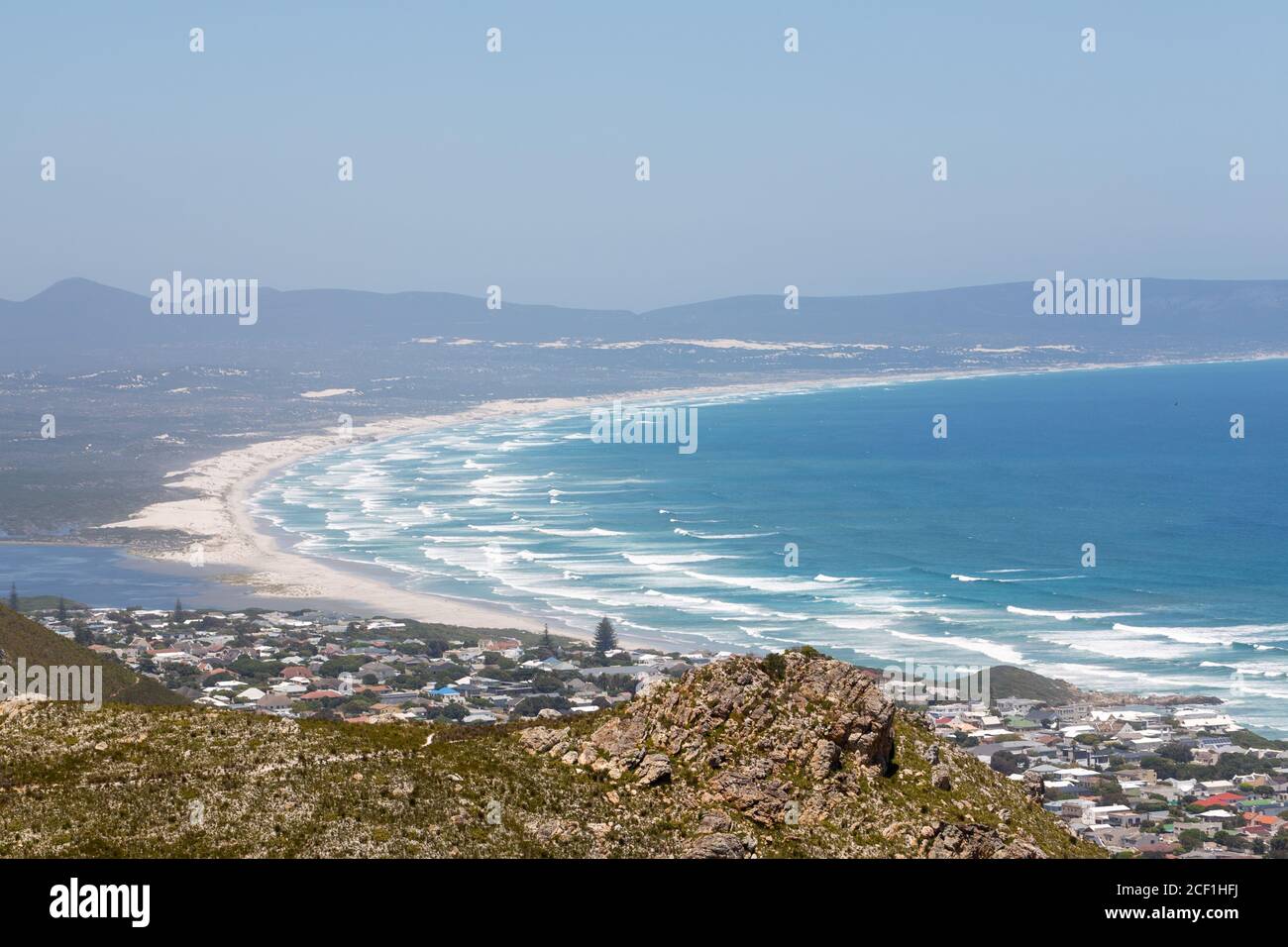 Blick auf Hermanus vom Fernkloof Nature Reserve, Südafrika Stockfoto