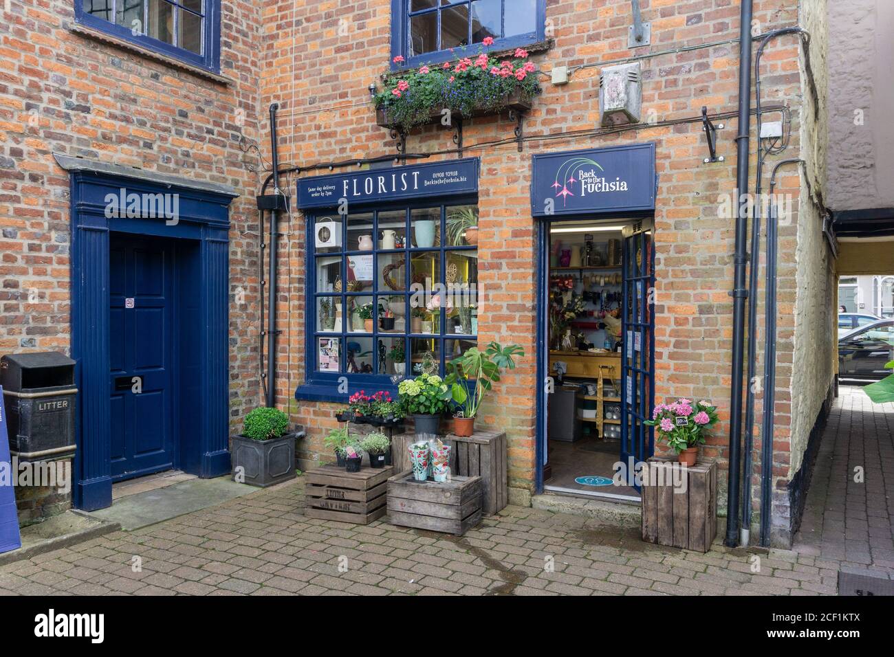 Zurück zu The Fuchsia, ein schrulliger Name für einen Floristen-Shop, in der Marktstadt Stony Stratford, Großbritannien Stockfoto