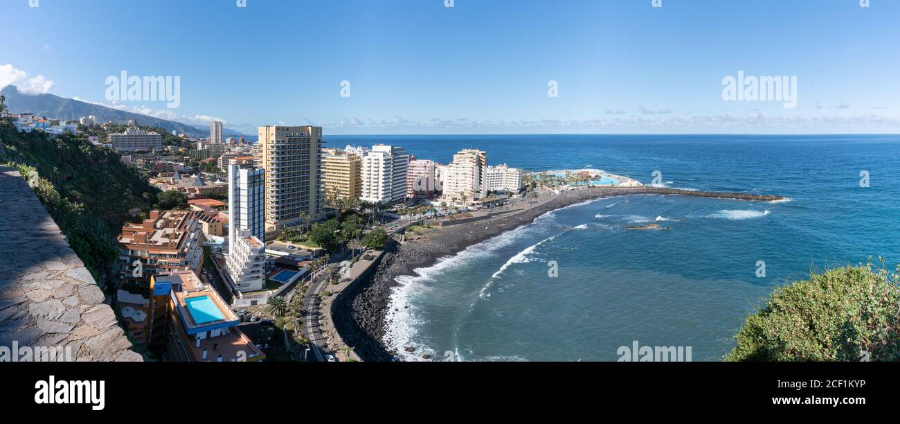 Panoramablick über den Strand von Puerto de la Cruz, Teneriffa Panoramablick auf den Strand in Puerto de la Cruz, Teneriffa Stockfoto