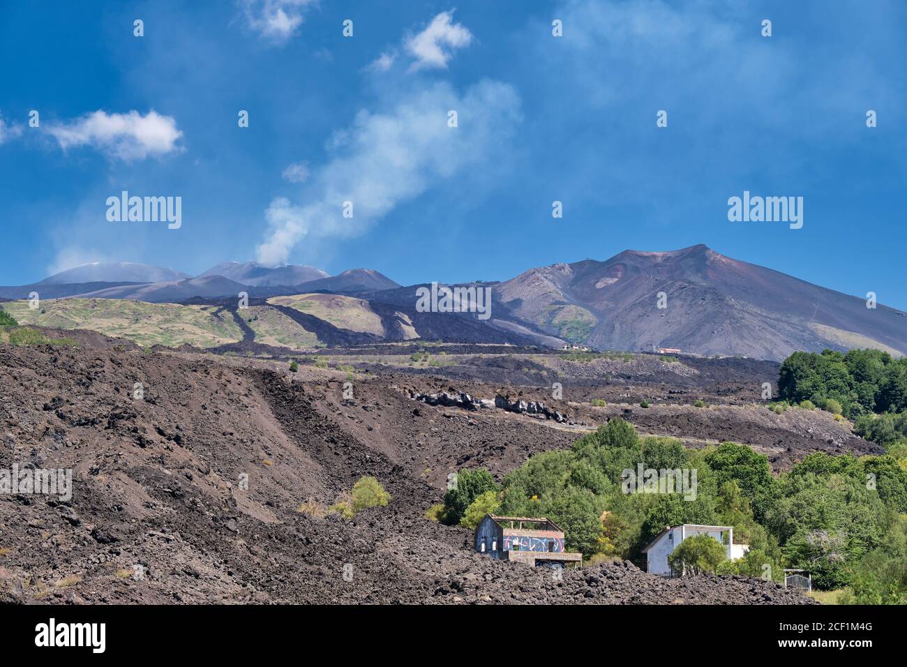 Aktiver Vulkan Ätna Eruption Aschewolke, Sizilien, Italien. Deutlich sichtbar ist die Überlagerung von neueren Lavaströmen über dem ältesten. Im Vordergrund Stockfoto