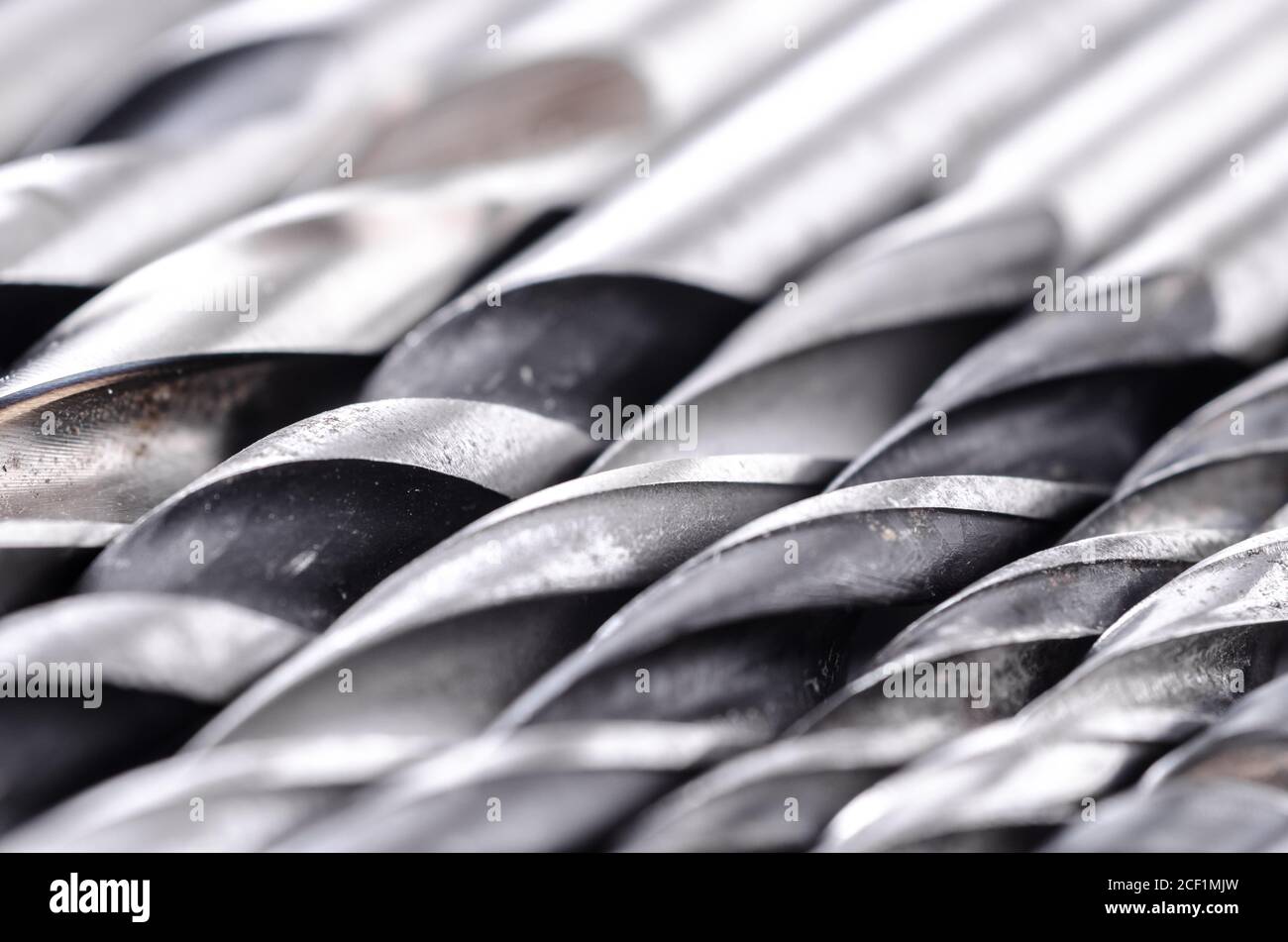 Gruppe von Metall-Holz-Bohrer, sortiert, isoliert auf weißem Hintergrund, ausgeschnitten, close-up flat lay, innen Studio, Tischler Holzarbeit Werkzeugkonzept Stockfoto