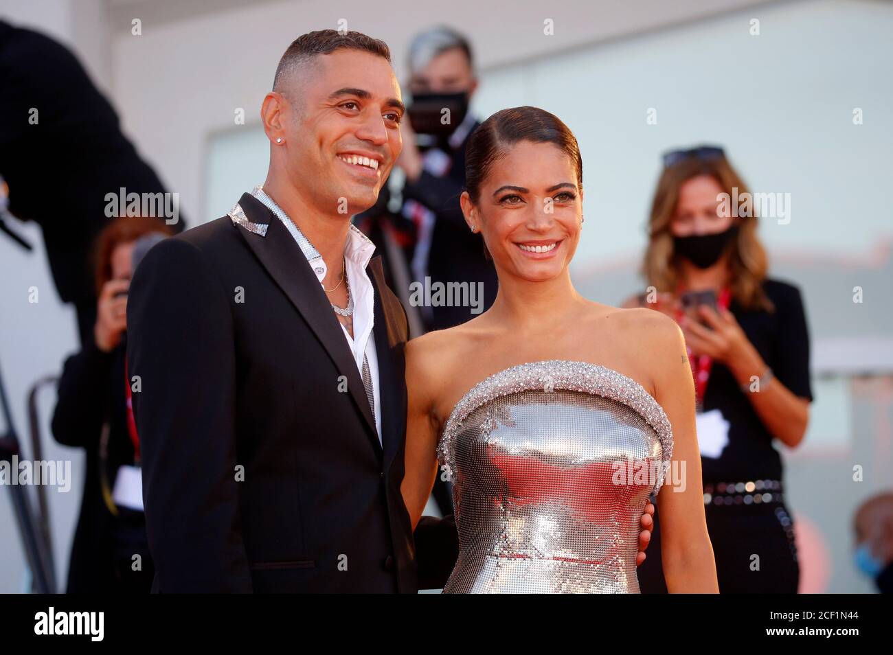 Venedig, Italien. September 2020. Marracash und Elodie bei der Premiere und Eröffnungsfeier der "Lacci/The Ties" beim 77. Internationalen Filmfestival Venedig am 2. September 2020 in Venedig, Italien Credit: Geisler-Fotopress GmbH/Alamy Live News Stockfoto