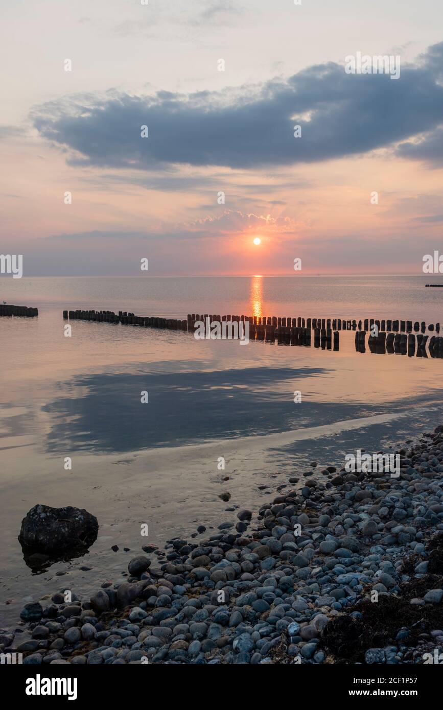 Dranske, Deutschland. August 2020. Sonnenuntergang an der Kreuzung. Dahinter ist die Insel Hiddensee in diesen Tagen besonders gut zu sehen. Klare Luft sorgt für klare Sicht. Quelle: Stephan Schulz/dpa-Zentralbild/ZB/dpa/Alamy Live News Stockfoto