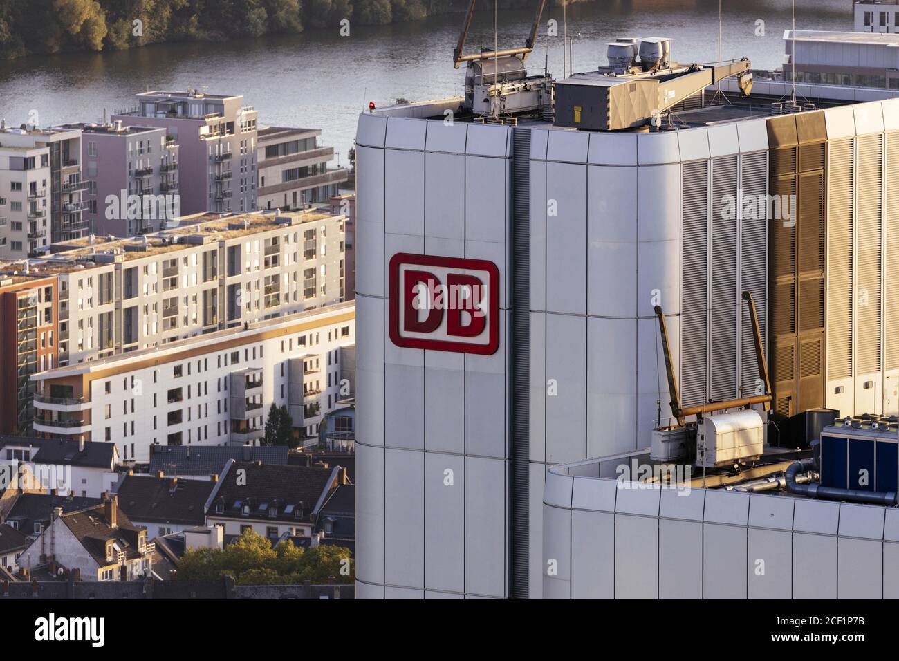 Frankfurt, Deutschland. August 2020. Der Silberturm im Bahnhofsviertel, Sitz der Deutschen Bahn mit dem firmeneigenen IT-Dienstleister DB Systel GmbH. Frankfurt, 31. August 2020 Quelle: dpa/Alamy Live News Stockfoto