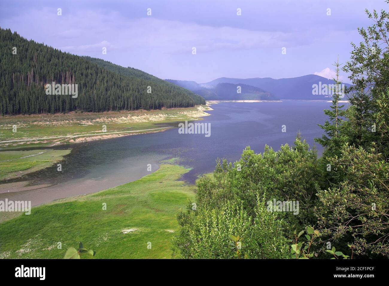 Rumänien, Karpaten, Hügel über dem See. Rumänien, Karpaten, Hügel über dem See. Rumänien, Cárpatos, colinas sobre el lago. Rumunia, Karpaty wzgórza Stockfoto