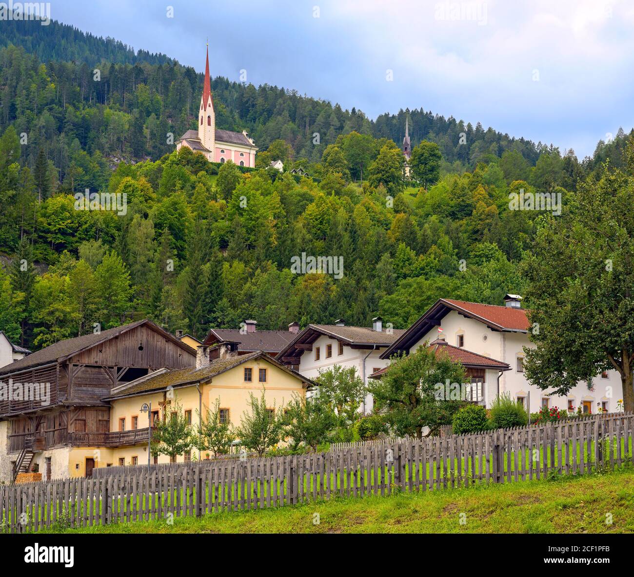 Lavant, ein Landdorf in der Nähe von Lienz in Osttirol mit der Kirche St. Ulrich auf dem Kirchbichl, Österreich Stockfoto
