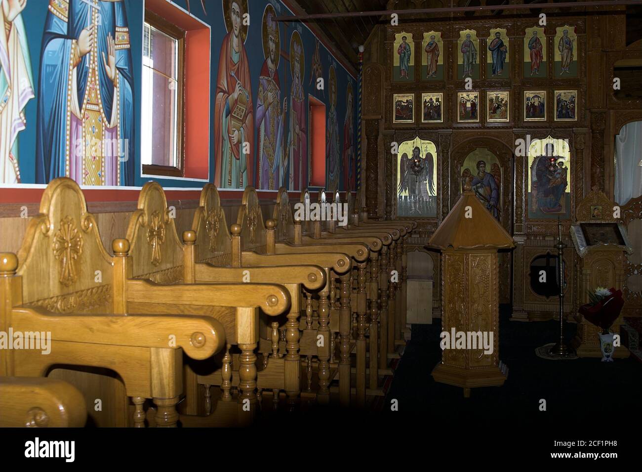 Rumänien, das Innere der orthodoxen Kirche. Stände, Ikonostase. Rumänien, das Innere der orthodoxen Kirche. Stände, Ikonostase. Wnętrze cerkwi. Stockfoto