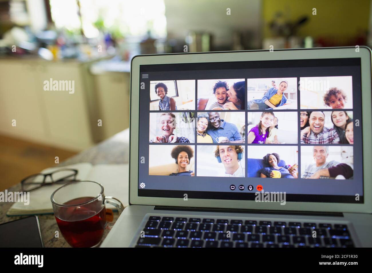 Videokonferenzen von Freunden auf dem Laptop-Bildschirm Stockfoto