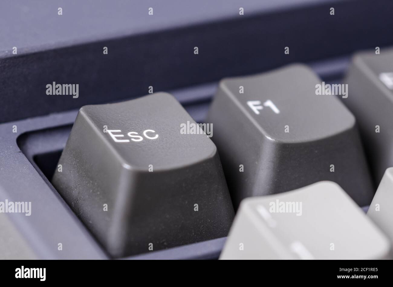 Vintage, veraltet, alte PC Computer Laptop Tastatur, close-up. Makro, graue Tasten mit ESC Escape-Symbole, drinnen Studio Stockfoto