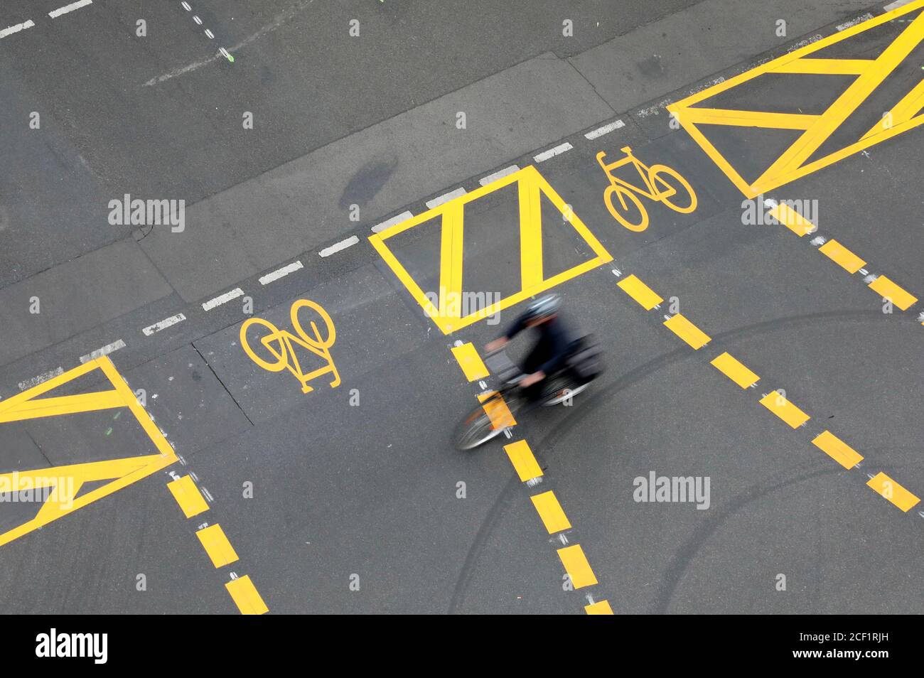 Bis Januar 2021 dürfen auf der Friedrichstraße zwischen Franzosischer Straße und Leipziger Straße keine Autos fahren - Radfahrer sind es aber. Sie erhalten eine vier Meter breite Fahrspur, die grün unterlegt sein sollte, sie sollte auch als Allee für Krankenwagen dienen. Die Tempolimit 20 gilt für Radfahrer. Das Projekt ist Teil des monatelangen Tests 'Promenade Friedrichstrasse'. Berlin, 09/01/2020 - weltweite Nutzung Stockfoto