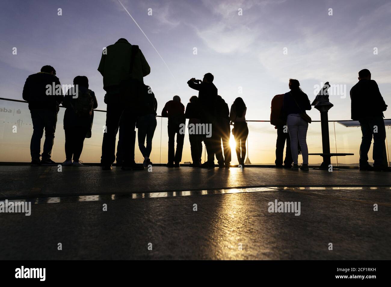 Frankfurt, Deutschland. August 2020. Touristen auf einer Aussichtsplattform im Finanzviertel. Frankfurt, 31. August 2020 Quelle: dpa/Alamy Live News Stockfoto