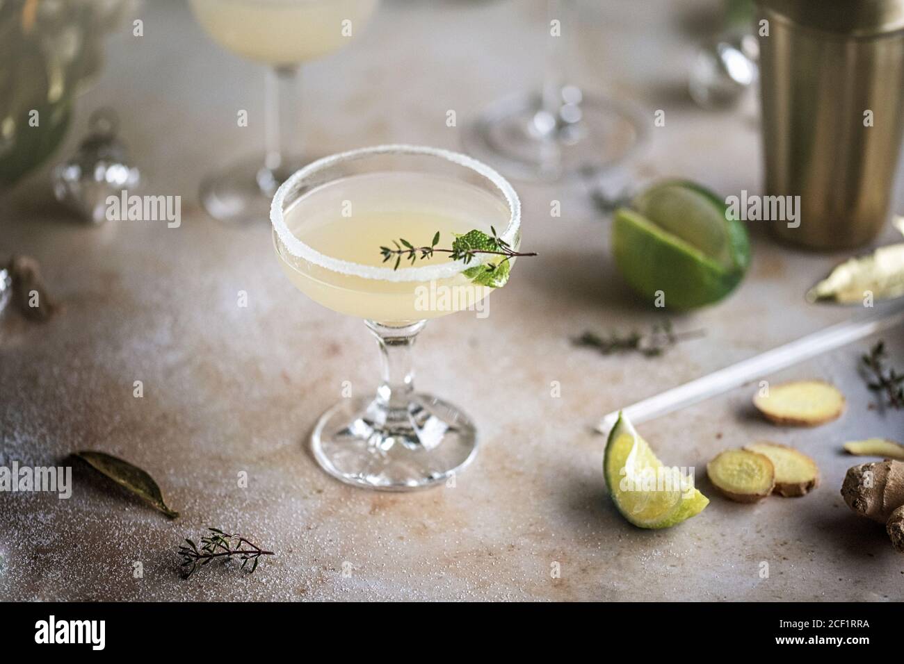 Ingwer Limette Cocktail mit Kräuter garnieren Stockfoto